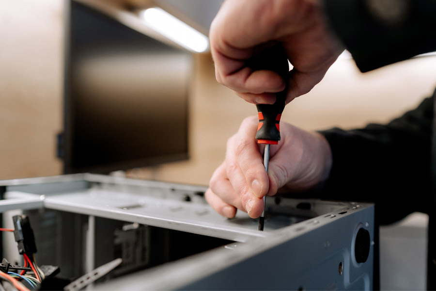 IT-Lösungen Kainzpower – Ulrich Kainzbauer am Computer